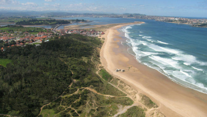 Playa de Somo en Cantabria, norte de Espa