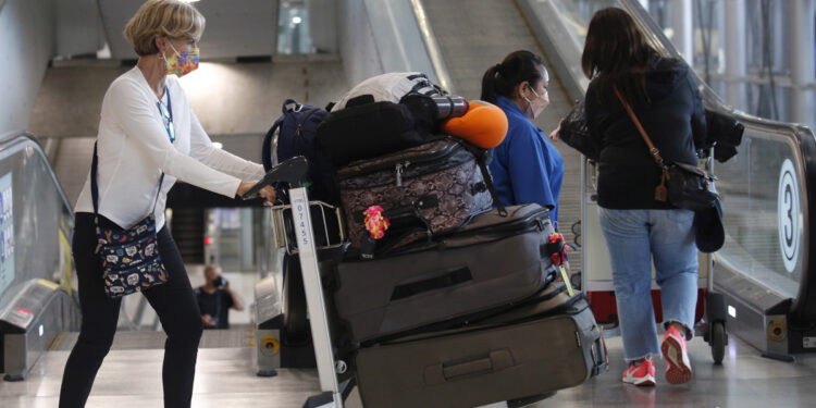 Los CDC redujeron las alertas de viajes a una docena de países