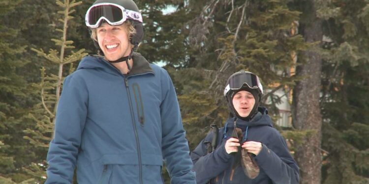 Haga clic para reproducir el video: 'Tuvimos 5,4 millones de viajes en nuestros remontes': Big White Ski Resort recuerda la temporada alta'