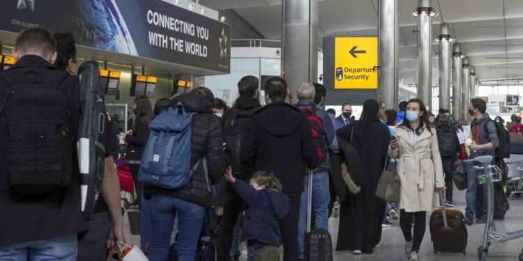 Los británicos elegirán quedarse en casa después del caos del aeropuerto de Pascua, advierten los expertos en viajes