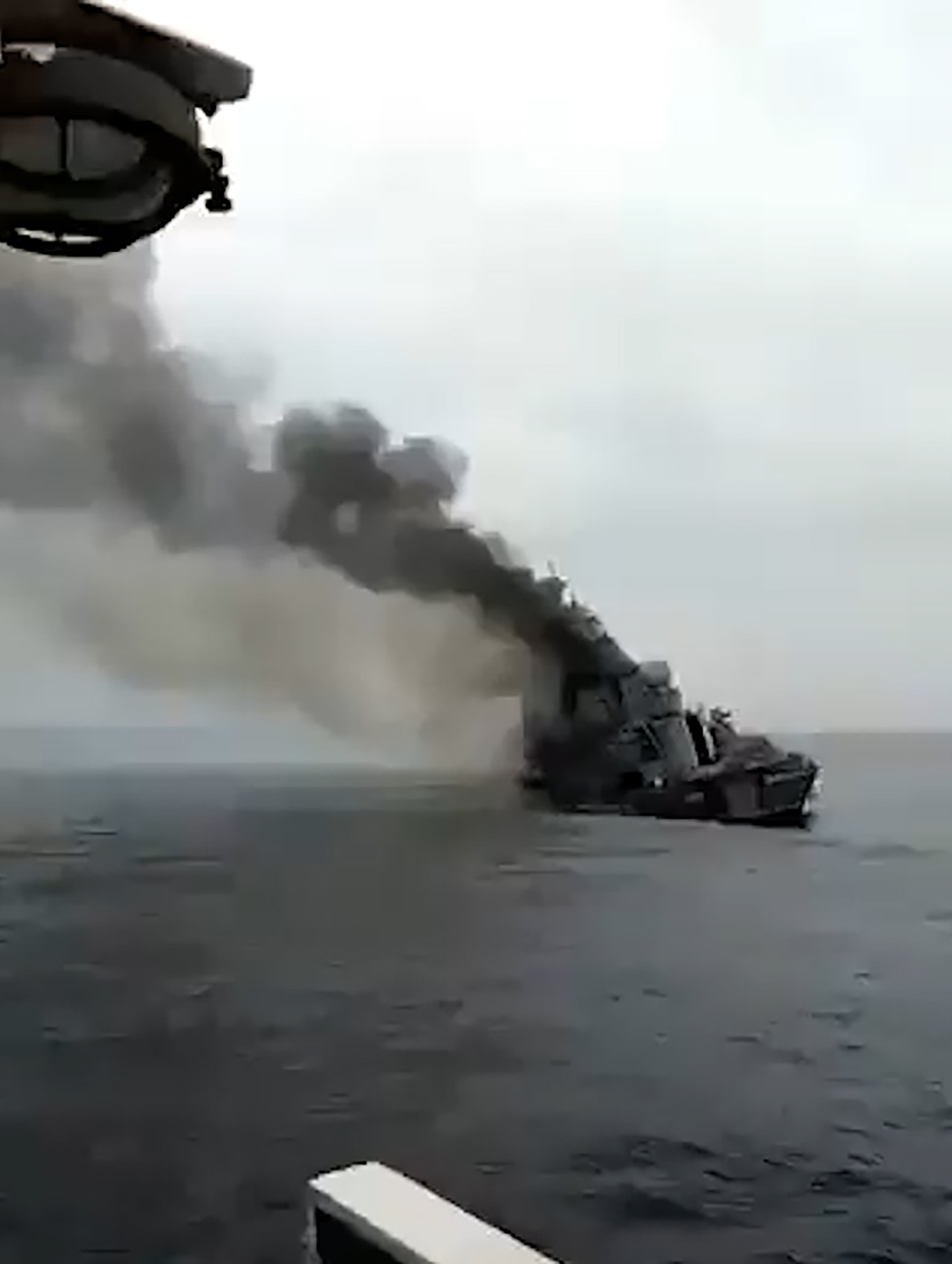 Rusia informó que el buque de guerra fue evacuado “en su totalidad” sin víctimas