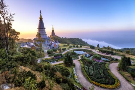 Paisaje de dos pagoda en la cima de la montaña Inthanon, Tailandia