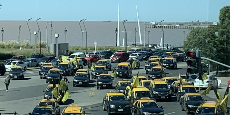 Martes de cortes: taxistas reclaman contra aplicaciones de viajes y organizaciones realizan un "feriazo"