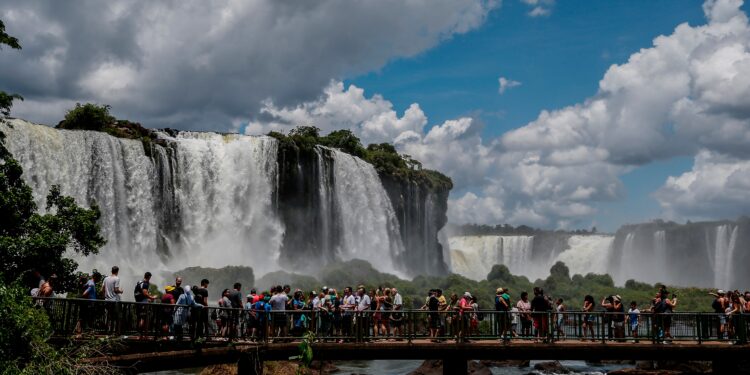 Según estimaciones oficiales, hasta 3 millones de personas se movilizaron a destinos turísticos este fin de semana largo. EFE/Juan Ignacio Roncoroni
