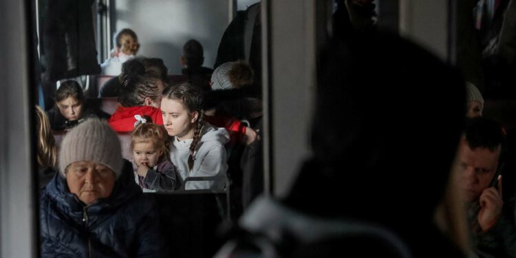 FOTO DE ARCHIVO: Personas de pie y sentadas en un tren de evacuación de Kiev a Lviv, en la estación central de trenes de Kiev, en medio de la invasión rusa de Ucrania, en Kiev, Ucrania 11 de marzo de 2022. REUTERS/Gleb Garanich
