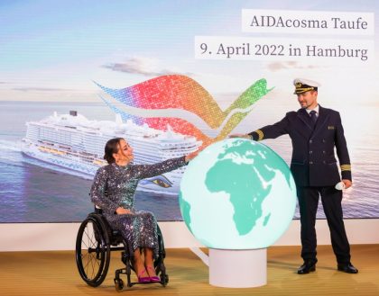 Medallista olímpica Kristina Vogel participa en bautizo de nuevo crucero de AIDA