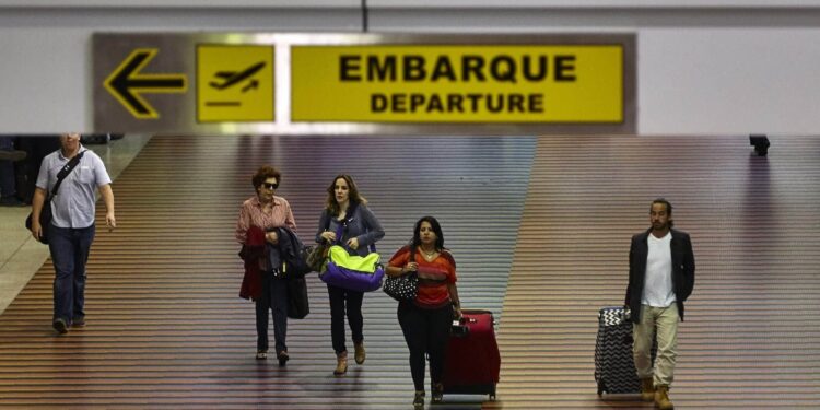 Monopolio de conexiones aéreas internacionales elevan costos de viajeros