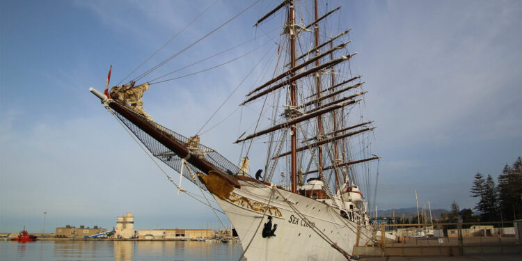 Motril recibe la escala del velero crucero 'Sea Cloud'