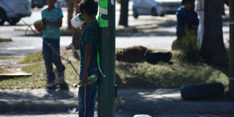 Niños en cruceros tienen que ganarse la vida en León