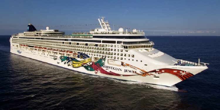 Norwegian Jewel vuelve al mar desde Ciudad de Panamá