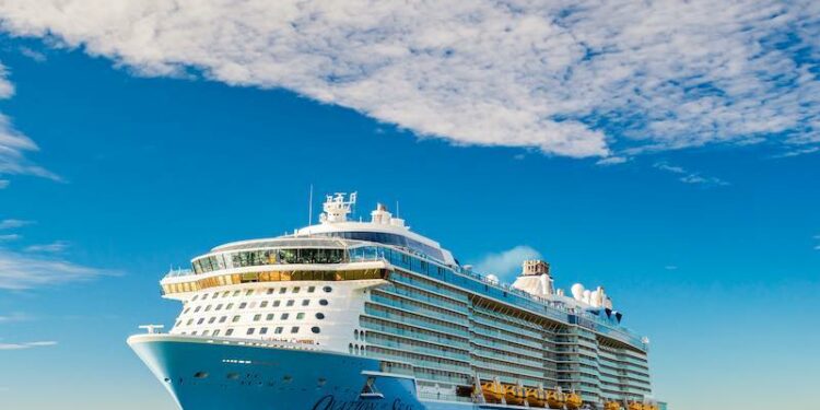 el crucero sale del puerto exterior al atardecer.
