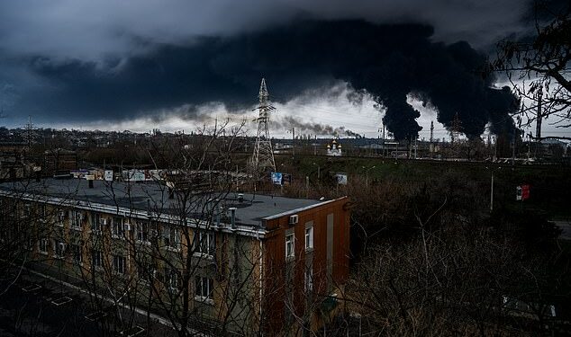El humo se eleva desde el almacenamiento de combustible en llamas después de un ataque con misiles en Odessa, donde el área industrial no lejos del puerto fue alcanzada por misiles rusos.