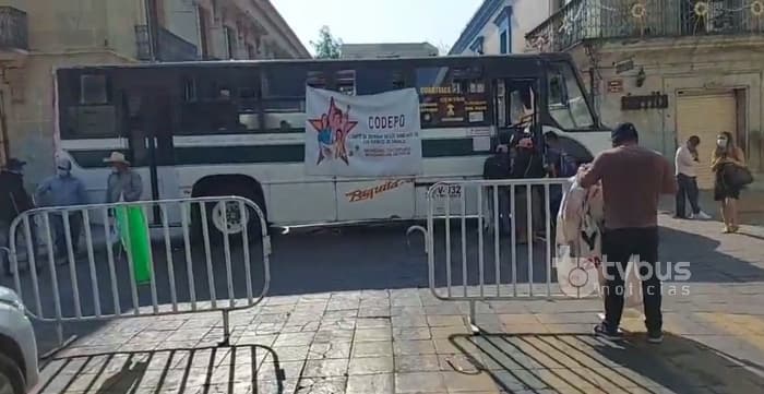 Organizaciones bloquean cruceros en la ciudad de Oaxaca, cumplen 3 días de manifestaciones