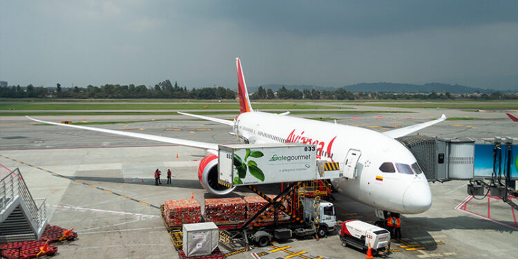 Boeing 787-8 de Avianca en puerta de embarque de Bogotá.