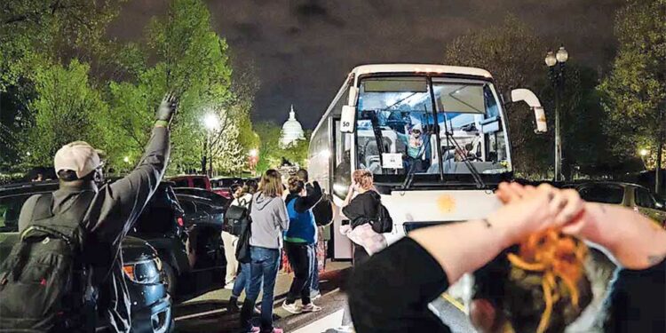 Pide Abbott ‘coperacha’ para enviar migrantes a Washington