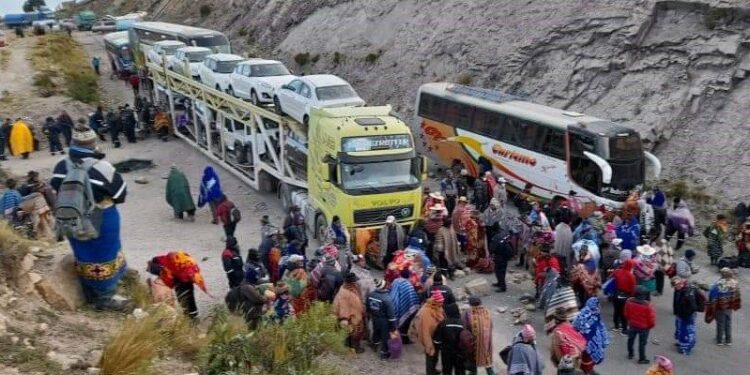 El bloqueo en la zona de Sayari, carretera que une a Cochabamba con el occidente del país. RADIO DOMINGO SAVIO
