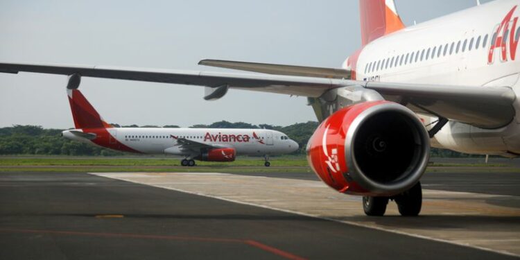 IMAGEN DE ARCHIVO. Aviones de Avianca se ven en el Aeropuerto Internacional Oscar Arnulfo Romero, en San Luis Talpa, El Salvador, Septiembre 19, 2020. REUTERS/Jose Cabezas