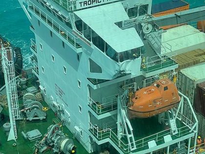 Portacontenedores choca con crucero durante maniobra de atraque