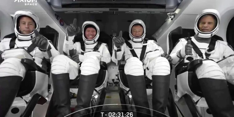 Primeros turistas en viajar a la estación espacial internacional se acoplan a la plataforma en órbita