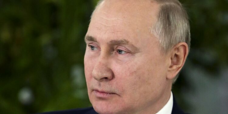 “Putin tiene cáncer de tiroides. Un especialista lo ha acompañado al menos 35 veces durante sus viajes”. El Kremlin lo niega