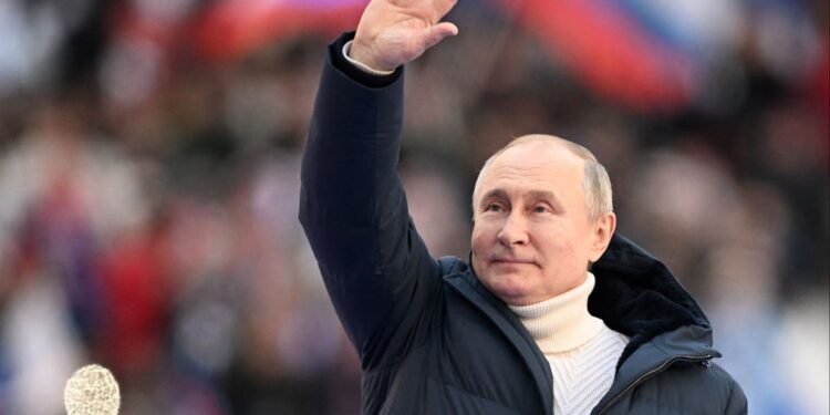 Putin tiene médico oncólogo y se baña en extracto de asta de ciervo, afirma informe