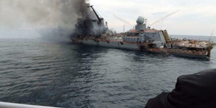 Imágenes supuestamente muestran el buque Moskva antes de su hundimiento