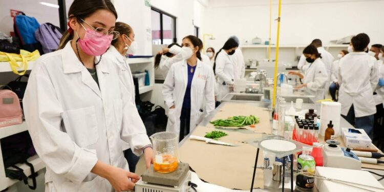 Reanuda UES viajes escolares para la realización de prácticas de laboratorio