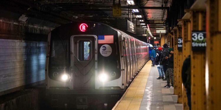 Reanudan viajes en metro de Brooklyn tras tiroteo que dejó 23 heridos