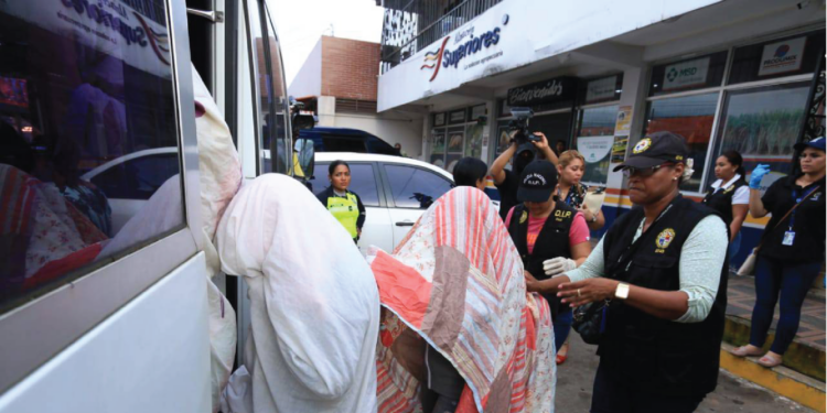 Redes criminales usan “agencias de viajes” y suplantan identidades para mover migrantes