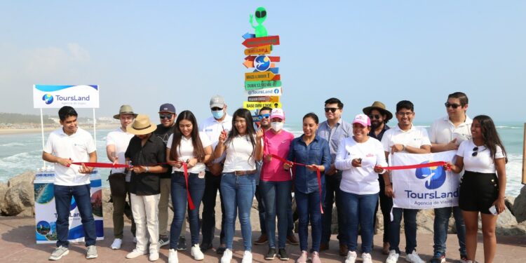 Reinauguran totem viajero que señala base de ovnis en playa Miramar