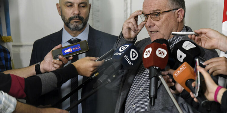 Renunció por un viaje, no por la violencia | El ministro Lagna pidió a la oposición que no medre con la inseguridad