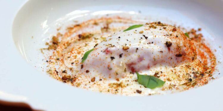 Tomate en semiconserva pochado con aceite de olivas y hierbas y bechamel de chufas.
