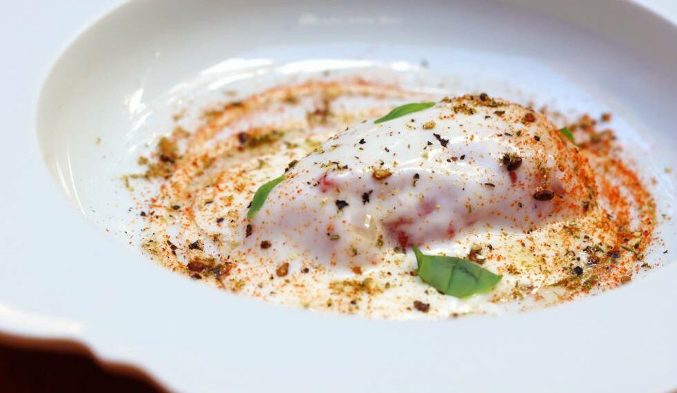 Tomate en semiconserva pochado con aceite de olivas y hierbas y bechamel de chufas.