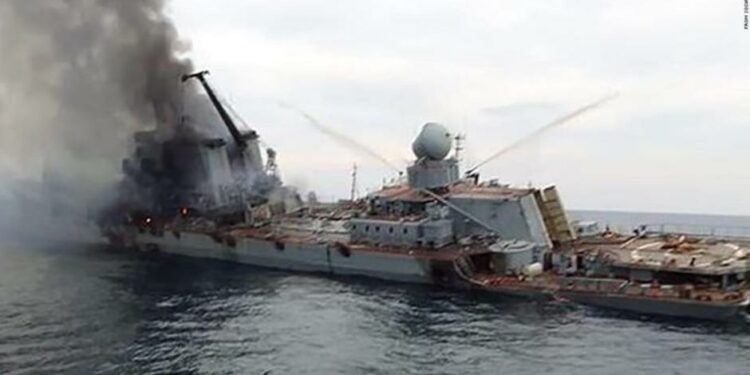 En redes sociales circulan las primeras im&aacute;genes del buque Moskva da&ntilde;ado tras ser alcanzado por misiles ucranianos. (Foto: redes sociales)