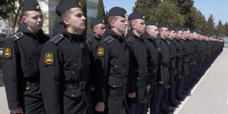 Los miembros de la tripulación del crucero de misiles hundido Moskva se alinean para una reunión con el jefe de la armada rusa, el almirante Nikolai Yevmenov, en Sebastopol, Crimea, en esta imagen fija tomada de un video publicado el 16 de abril de 2022 por el ministerio de Defensa de Rusia (Reuters)
