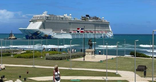 Sale de Puerto Plata crucero que encalló el pasado lunes