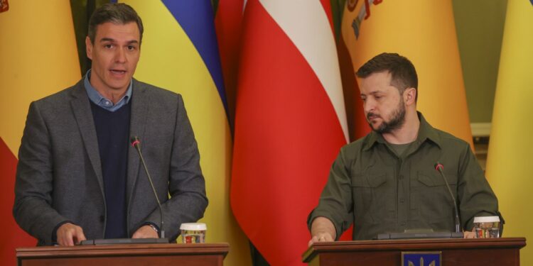 Sánchez anuncia ante Zelenski el envío de más buques, más militares y más armas