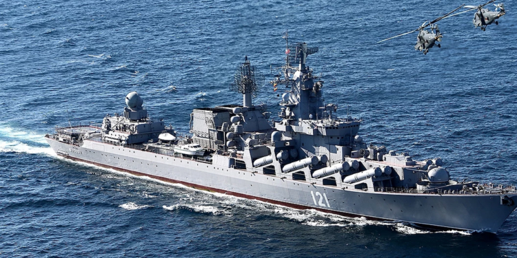 Se incendió y hundió el crucero Moskva, el buque ruso más potente