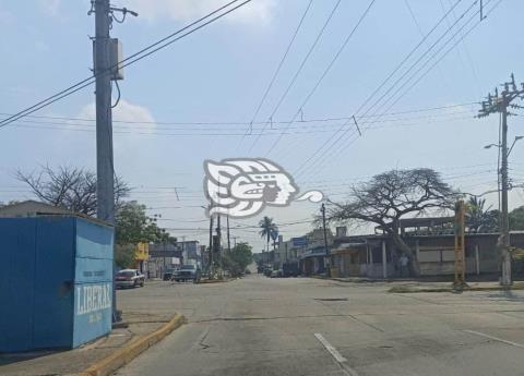 Sin funcionar 20 días semáforo de Juan Escutia y Avenida Uno