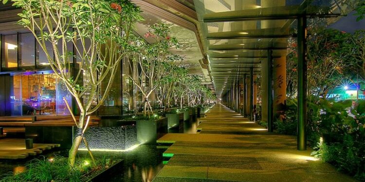 Interior del hotel Parkroyal de Singapur hotel ecológico