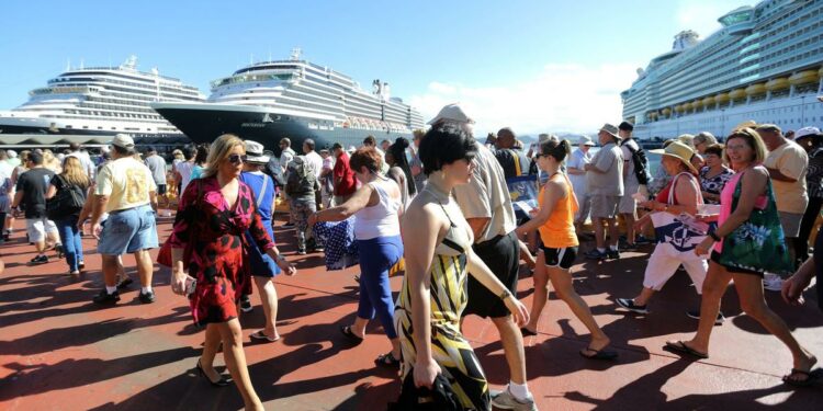 Sobre 8,000 cruceristas llegaron hoy a la bahía de San Juan