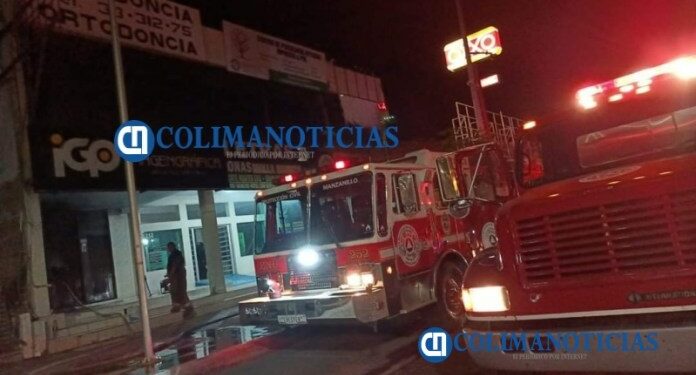 Sofocan incendio de un local comercial en el crucero de Las Brisas