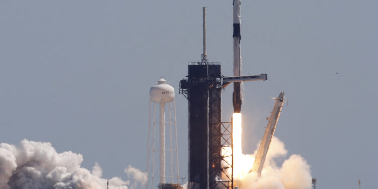 La misión tripulada Axiom 1 es lanzada por un cohete de SpaceX desde el Centro Espacial Kennedy, en Florida, EEUU. (REUTERS/Thom Baur)