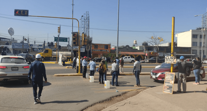 Supervisores bloquean crucero del IEEPO