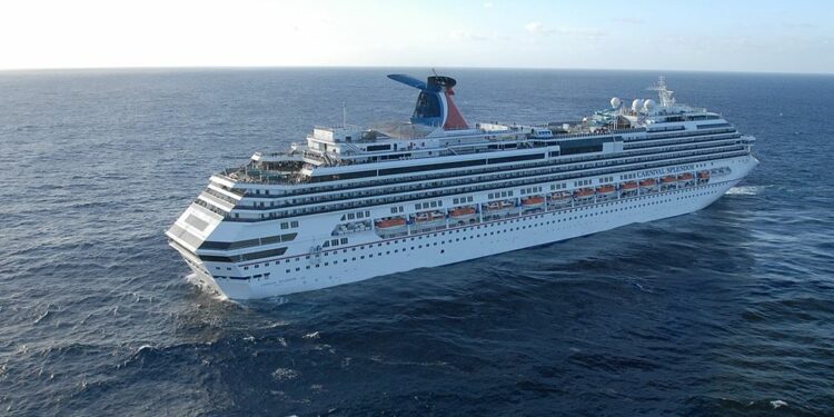 Suspenden búsqueda de hombre que saltó desde crucero Carnival cerca de Florida | Univision Orlando WVEN