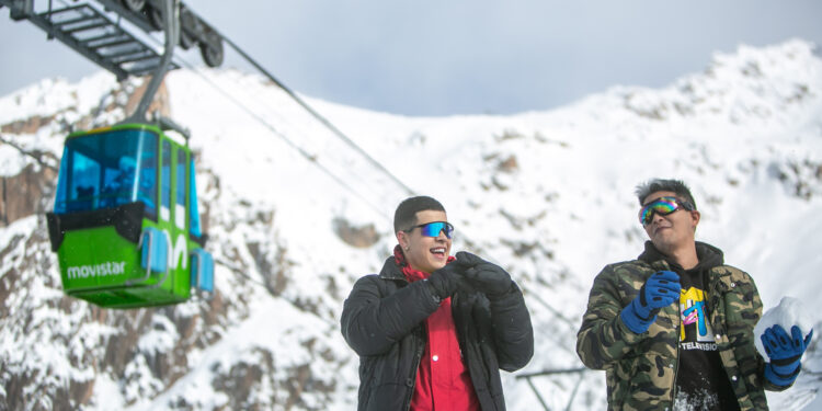 Dos turistas brasileños disfrutan de un día de nieve en el Cerro Chapelco