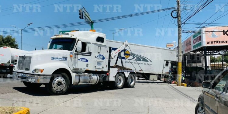 Trailer no logra dar vuelta en crucero