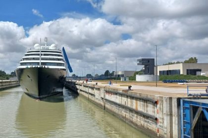 Tres cruceros acercan 541 turistas al Puerto de Sevilla