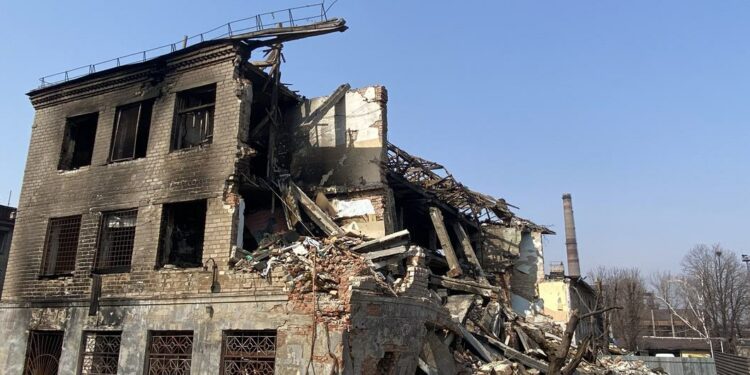 edificio residencial destruido en la ciudad de Dnipro, en Ucrania.