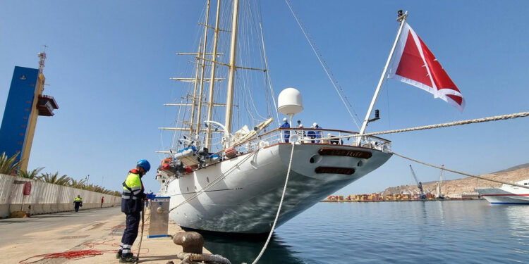 Un centenar de turistas de diferentes países del crucero 'Star Flyer' desembarcan en el puerto de Almería